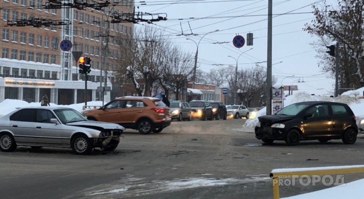 Из-за аварии у администрации города парализовано движение в центре Кирова