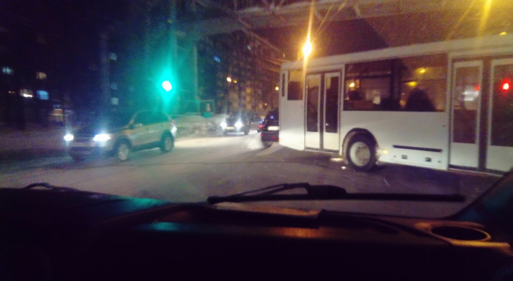 На Ленина после ДТП на дороге развернуло автобус, образовалась огромная пробка