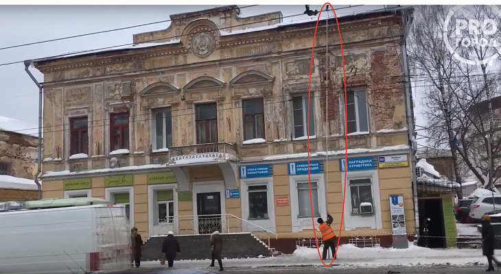 Видео: в центре Кирова коммунальщики убирают наледь 6-метровой палкой