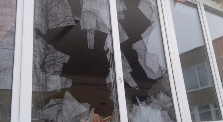 В Кирове мужчина разбил окно в магазине, чтобы забрать забытые им вещи