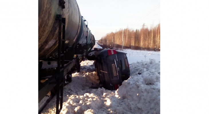 В Кировской области поезд влетел в автомобиль на рельсах
