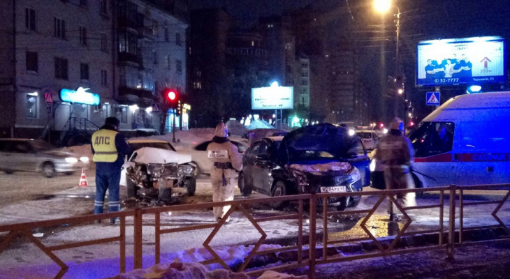 В центре Кирова столкнулись «Веста» и Mercedes, на месте работала реанимация
