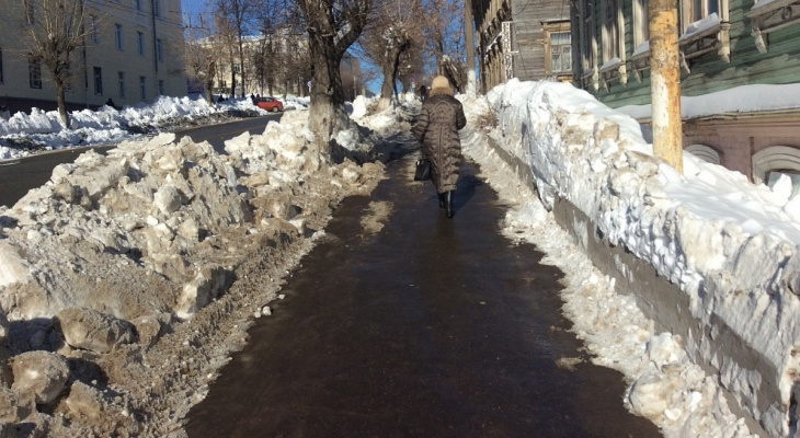 Перед оттепелью Киров начали масштабно чистить от снега