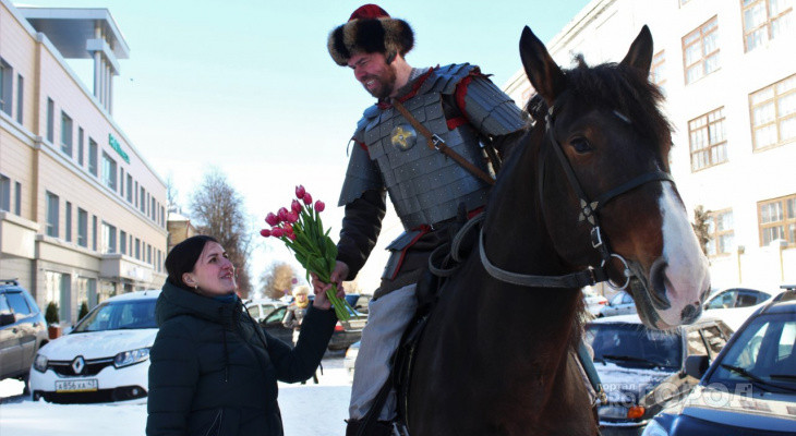 Фоторепортаж: в центре Кирова воевода на коне поздравил девушек с 8 марта