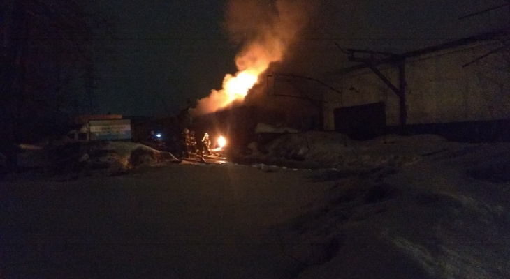 Ночью в Кирове произошел сильный пожар