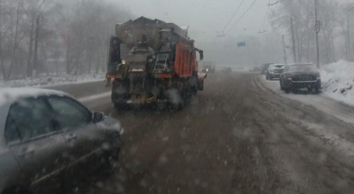 Из-за снегопада основные магистрали Кирова обрабатывают реагентами