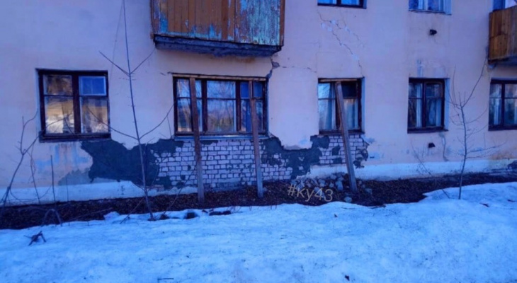 В Кирове жилой кирпичный дом подпирают бревнами, чтобы он не развалился