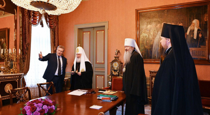 Патриарх Кирилл получил необычный подарок от губернатора Кировской области