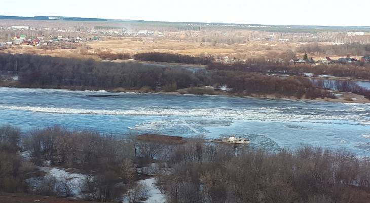 Видео: в Кировской области ледоход унес платный понтонный мост и баржу