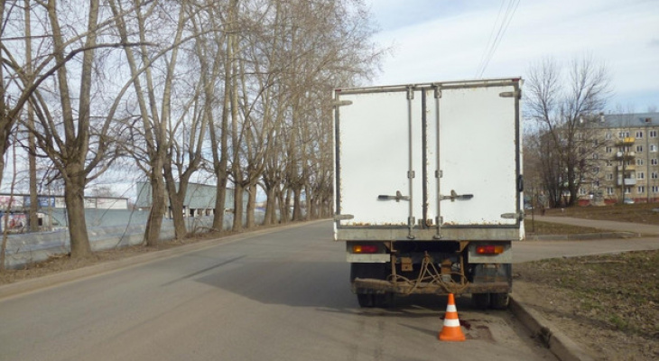 В Кирове грузовик сбил девочку-подростка: пострадавшую увезли в больницу