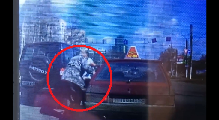 Драка водителей на улице Московской в Кирове попала на видео