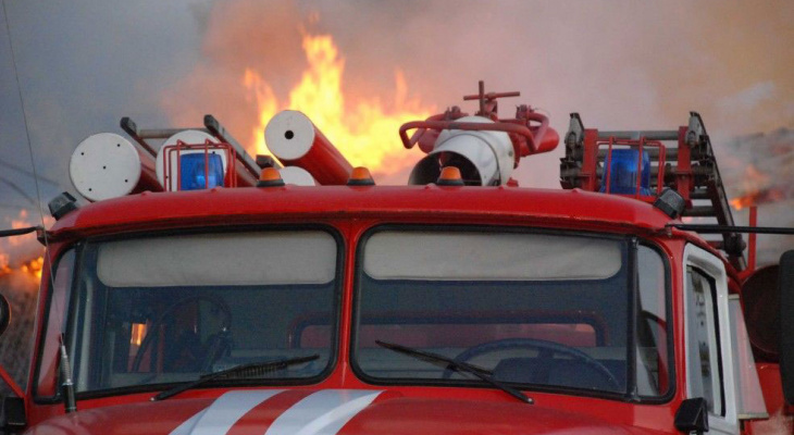Пожарные не смогли проехать к станции Поздино, где горели трава и деревья