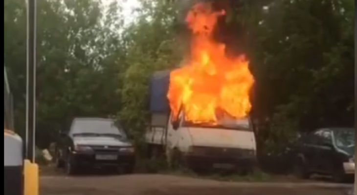 На парковке у ДК в Кирове загорелась 