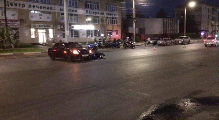 Ночью в Кирове «Лада» сбила мотоциклиста-бесправника: работала реанимация