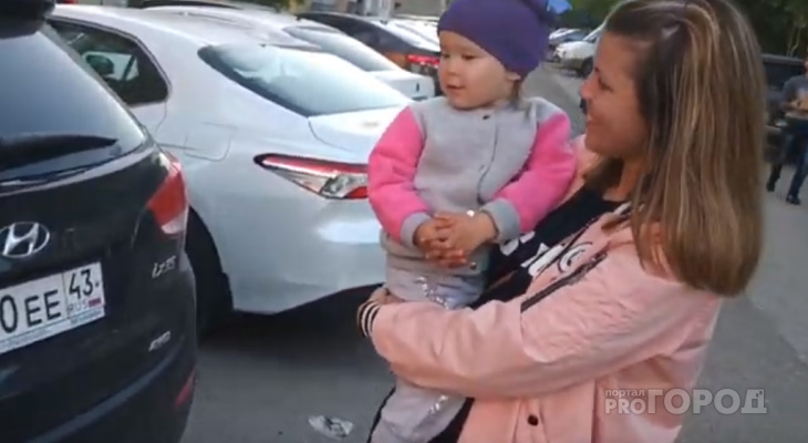 Видео: двухлетняя девочка из Кирова угадывает марки машин на улице