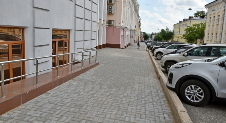 На Спасской обновили тротуар брусчаткой