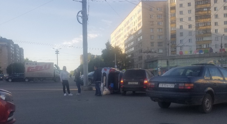 В Кирове на улице Комсомольской перевернулась легковушка