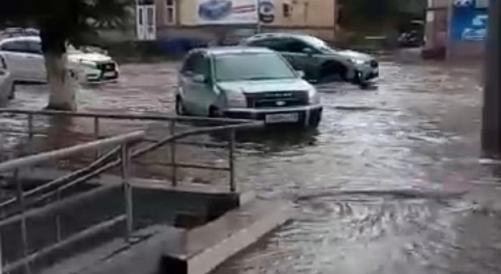 Кировчане продолжают делиться фото и видео потопа после ливня в соцсетях