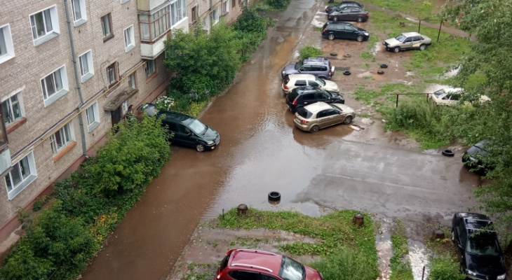 В Кирове после сильного дождя затопило двор