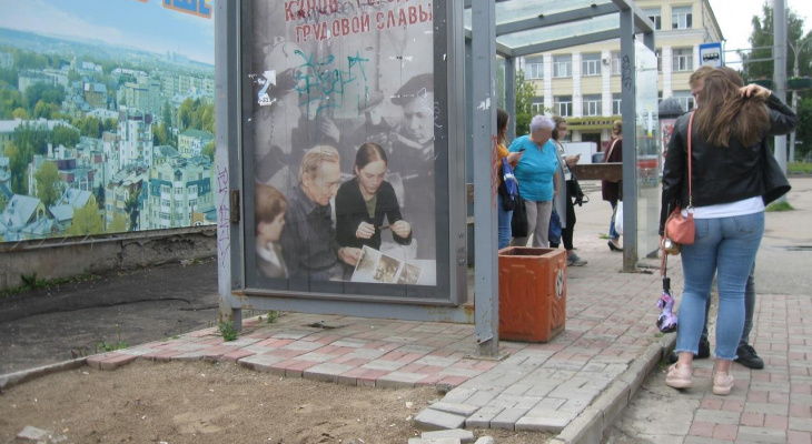 Фото дня: остановка в центре Кирова рассыпается на глазах