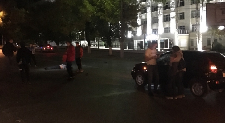 Увезли на скорой: в Кирове автомобиль сбил мужчину