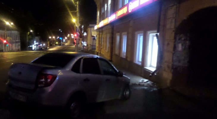 Девушка въехала на машине в историческое здание в центре Кирова