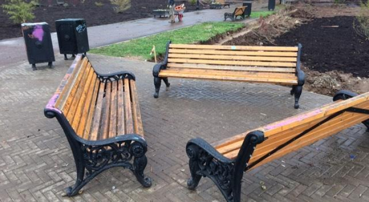 Сдвинуты скамейки, изуродованы урны: во что превратился Кочуровский парк