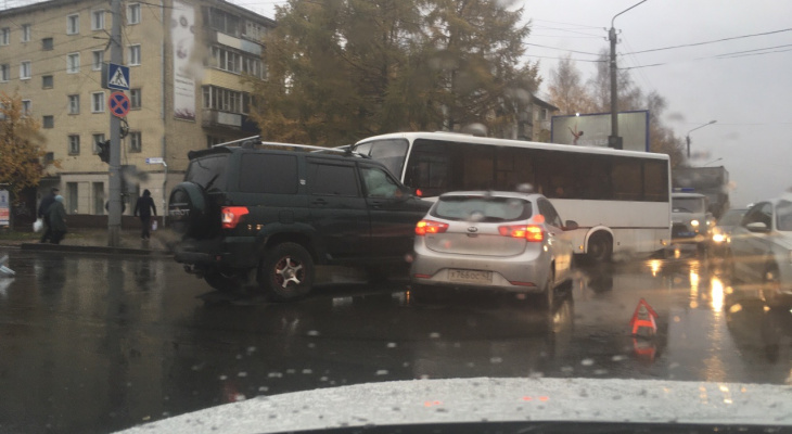 Опять ДТП: в Кирове столкнулись внедорожник и иномарка