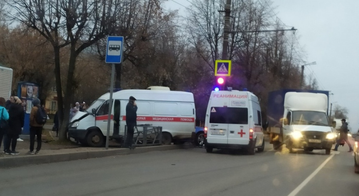 В Кирове нарушитель ПДД не пропустил машину скорой: есть пострадавшие