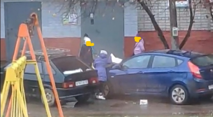 В Кирове дети учебниками разбили машину