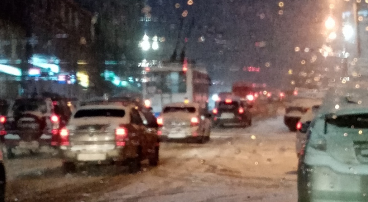 Такси по 300 рублей, пробки и буксующие троллейбусы и фуры: как снегопад отразился на кировчанах