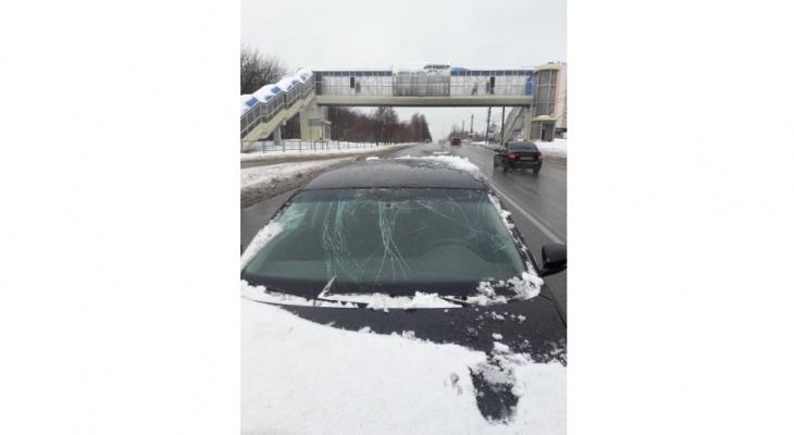 В Кирове на машину упал снег с надземного перехода