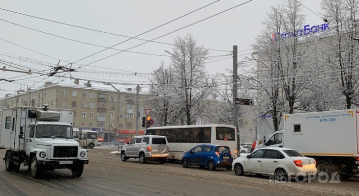 Дорожники отчитались об уборке улиц после утреннего снегопада в Кирове