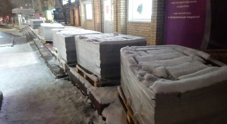 Своевременно: в Кирове планируют укладывать брусчатку на остановке в снег