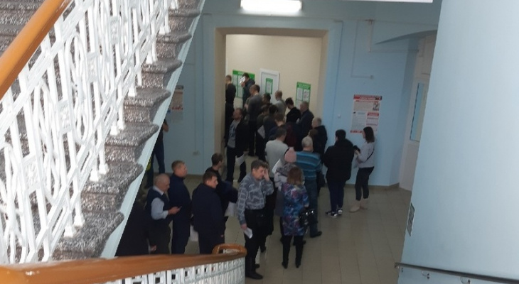 Что обсуждают в Кирове: отмена повышения цен на медсправки на права и покушение на убийство