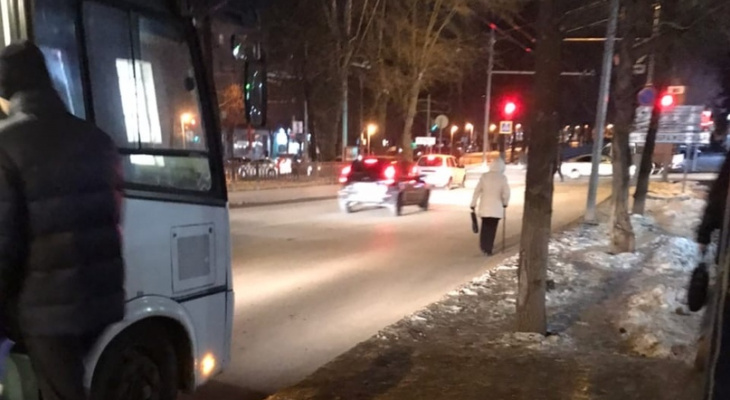 Кировчане вынуждены ходить по проезжей части, потому что на тротуарах - лед