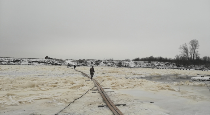 Что обсуждают в Кирове: погибшая под поездом школьница и мосты в две доски через реку