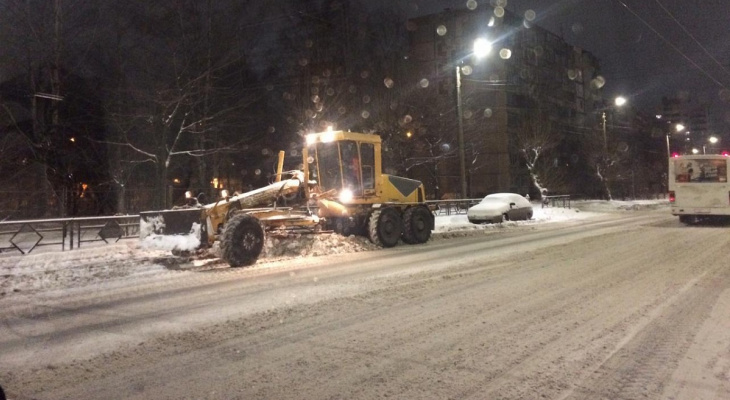 Кировские дорожники просят водителей не мешать уборке и вывозу снега