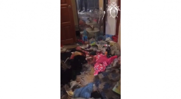 Опубликовано видео из квартиры в Кирове, в которой умерла 3-летняя девочка