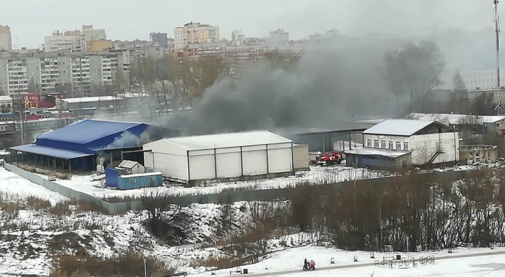 Видео: в Чистых Прудах на складе вспыхнул грузовой вагон
