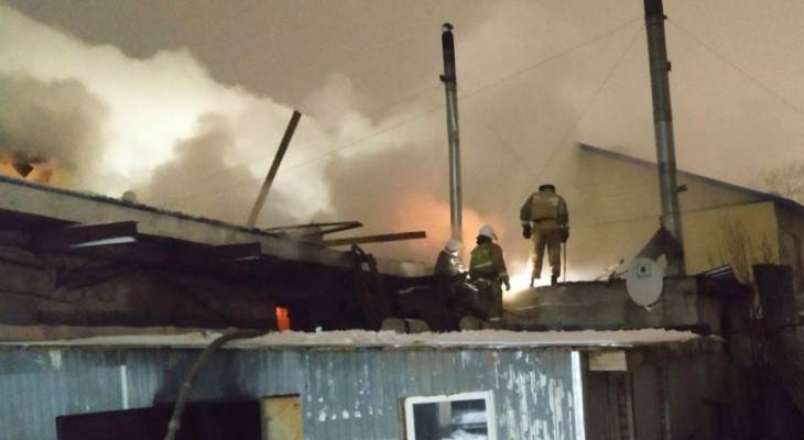 В Кирове почти три часа тушили пожар на производстве биотоплива