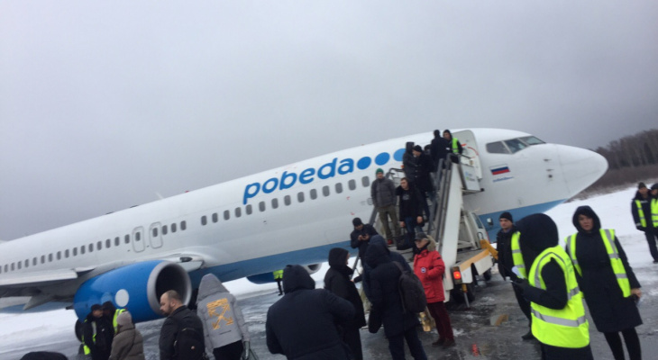 В сети сообщают, что в Кирове самолет выкатился за пределы полосы из-за ледяного дождя