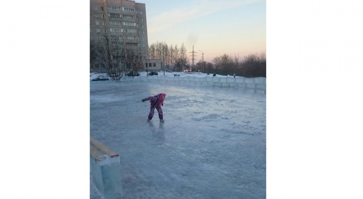«На катке утонуть можно»: кировчане жалуются на качество льда на городских площадках