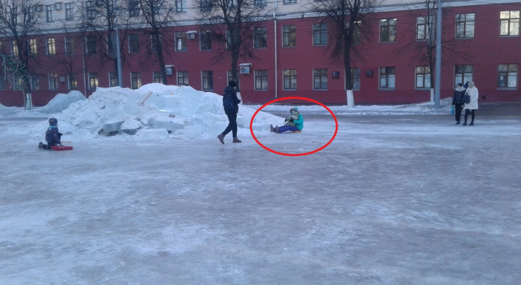 На Театральной площади дети скатываются с горки прямо в ледяные глыбы