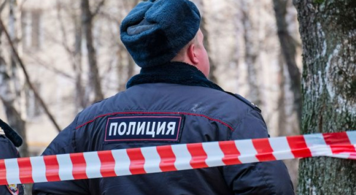 В одном из поселков Кировской области нашли тело женщины со следами насилия