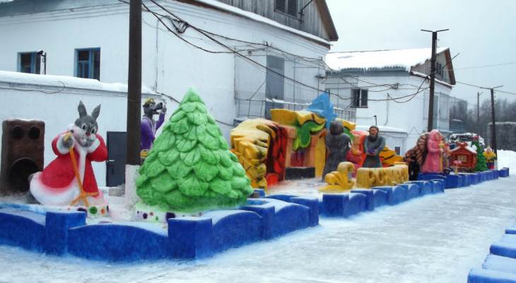 Дед Мороз в кресле, мыши и конь: как выглядят снежные фигуры в колониях Кировской области