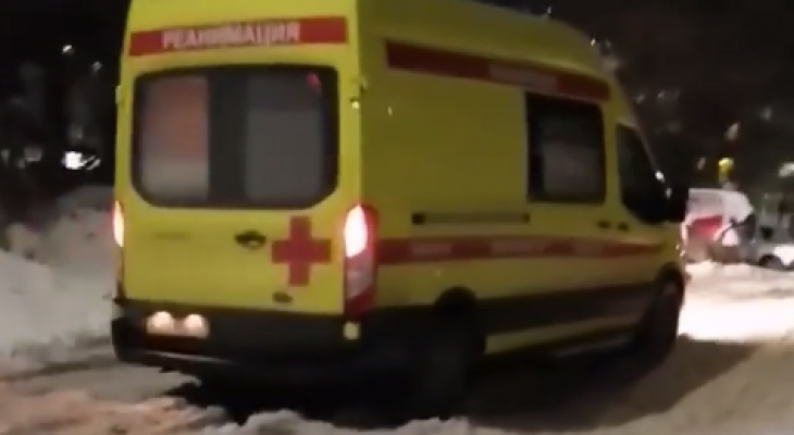 В Кирове медики возят с собой песок, чтобы справиться со снежной кашей во дворах