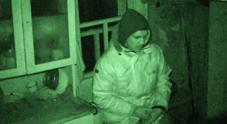 Известный блогер провел ночь в заброшенном доме ведьмы в Кировской области