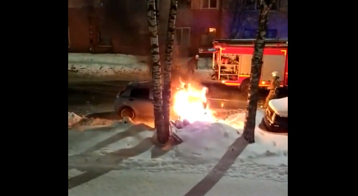 В центре Кирова вспыхнула иномарка: в дыму был весь район