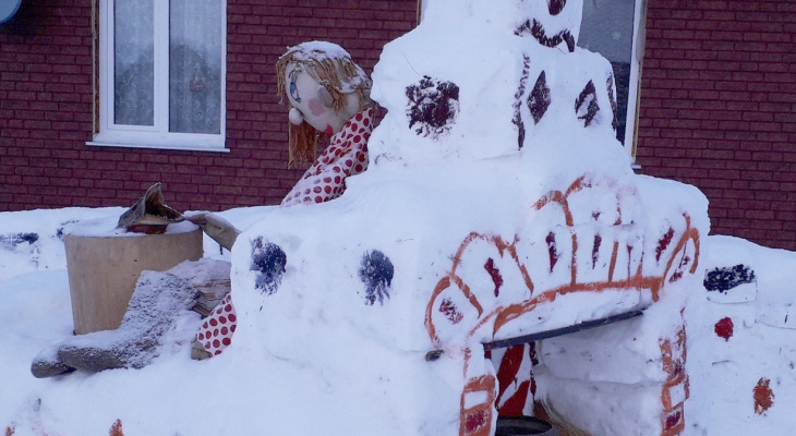 Сказочные персонажи и Дед Мороз: жители Кировской необычно украсили свои дома
